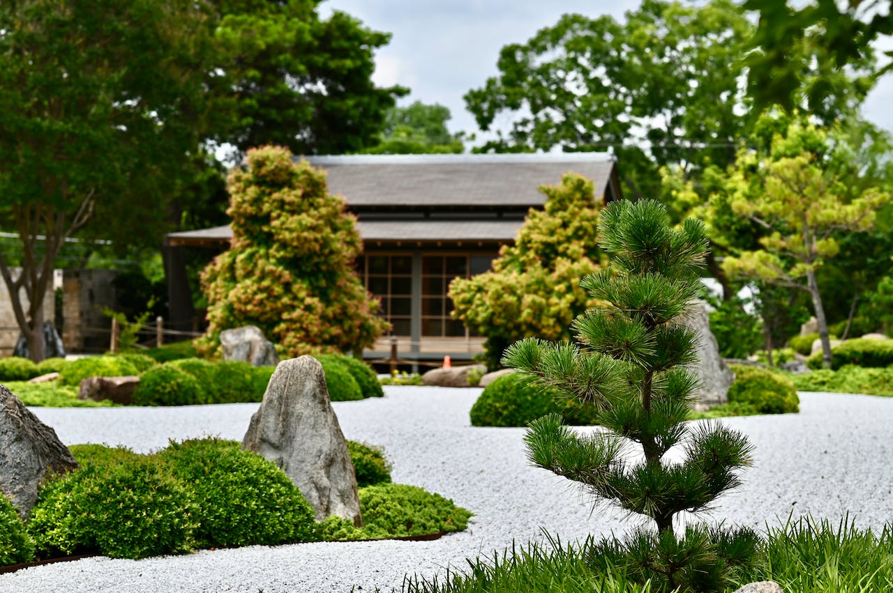 Na tym obrazku widoczny jest urokliwy japoński ogród, emanujący harmonią i spokojem